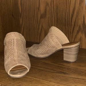 Size 7 1/2 tan open toed heel.